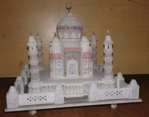 Manufacturers Exporters and Wholesale Suppliers of Taj Mahal Made With Border Agra Uttar Pradesh