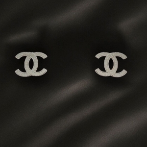 Studded Diamond Stud Earrings Manufacturer Supplier Wholesale Exporter Importer Buyer Trader Retailer in Noida Uttar Pradesh India