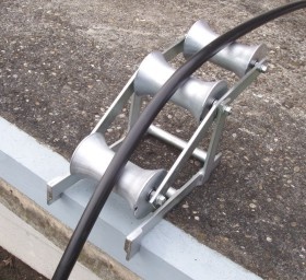 Cable Roller With Ground Plate
